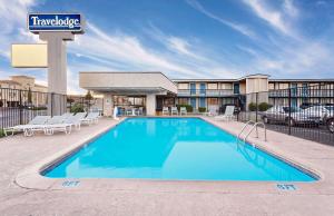 uma piscina em frente a um hotel em Travelodge by Wyndham Page, View of Lake Powell em Page