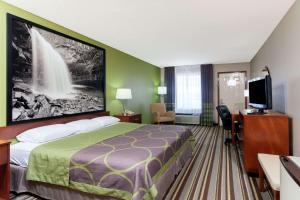 Кровать или кровати в номере Super 8 by Wyndham Clarksville Northeast