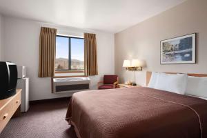 TV a/nebo společenská místnost v ubytování Travelodge by Wyndham Elko NV