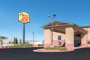 un restaurante de comida rápida con un cartel en un estacionamiento en Super 8 by Wyndham Abilene South, en Abilene