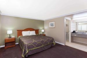 Habitación de hotel con cama y baño en Super 8 by Wyndham Torrance LAX Airport Area, en Torrance