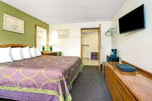 Llit o llits en una habitació de Super 8 by Wyndham Fort Mitchell Cincinnati Area