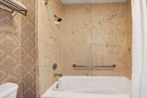 Ett badrum på Super 8 by Wyndham Dallas South