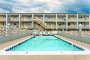 una piscina sul balcone di un hotel di Travelodge by Wyndham Virginia Beach a Virginia Beach