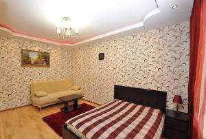 モスクワにあるApartment on Serpuhovskayaのベッドルーム1室(ベッド1台、椅子付)