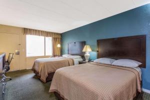 een hotelkamer met 2 bedden en een raam bij Travelodge by Wyndham Virginia Beach in Virginia Beach