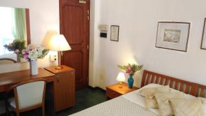 Postel nebo postele na pokoji v ubytování Hotel Villa Augustus