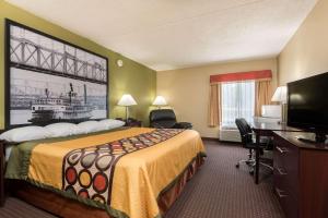 Postel nebo postele na pokoji v ubytování Super 8 by Wyndham Miamisburg Dayton S Area OH