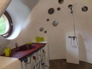 A bathroom at Terragora Lodges - Hébergement atypique