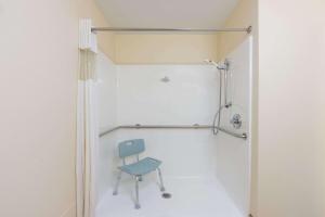 Salle de bains dans l'établissement Super 8 by Wyndham Rolla