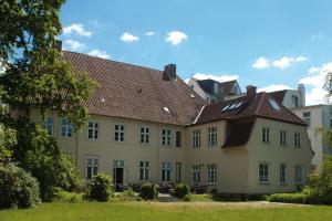 un gran edificio con techo marrón en Hotel Zollhaus, en Schleswig