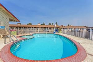 a large swimming pool in the middle of a building at Travelodge by Wyndham Pioneer Villa in Halsey