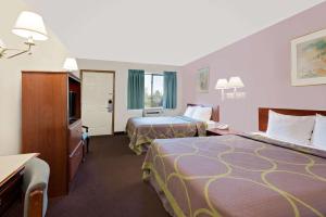 Super 8 by Wyndham Keystone/Mt. Rushmore客房内的一张或多张床位
