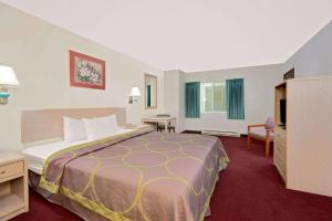 Super 8 by Wyndham Keystone/Mt. Rushmore客房内的一张或多张床位