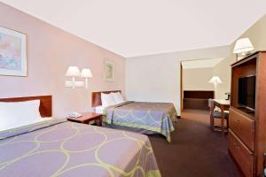 Super 8 by Wyndham Keystone/Mt. Rushmore客房内的一张或多张床位