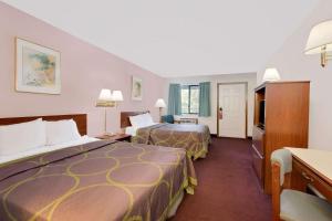 Un pat sau paturi într-o cameră la Super 8 by Wyndham Keystone/Mt. Rushmore