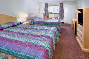 Кровать или кровати в номере Knights Inn Pasco