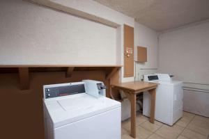 صورة لـ Express Inn & Suites Ontario Airport في أونتاريو