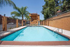 The swimming pool at or close to Express Inn & Suites Ontario Airport