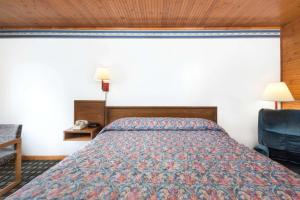 Postel nebo postele na pokoji v ubytování Post Oak Inn