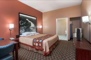 Voodi või voodid majutusasutuse Super 8 by Wyndham Bastrop TX toas