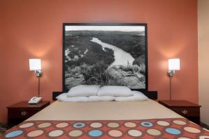 Voodi või voodid majutusasutuse Super 8 by Wyndham Bastrop TX toas