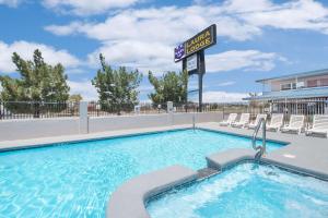 Bazén v ubytovaní Knights Inn & Suites by Sonesta Pecos alebo v jeho blízkosti
