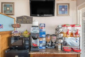 encimera de cocina con microondas y cafetera en Knights Inn & Suites by Sonesta Pecos, en Pecos