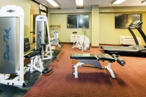 un gimnasio con varias cintas de correr y bicicletas estáticas en Super 8 by Wyndham Strongsville/Cleveland, en Strongsville