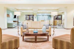 Wingate by Wyndham Bossier City tesisinde bir oturma alanı