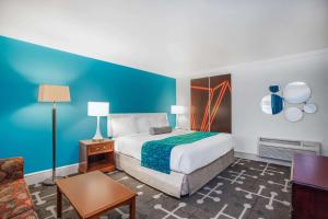 En eller flere senge i et værelse på Howard Johnson by Wyndham Hershey