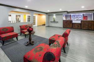Posezení v ubytování Super 8 by Wyndham Farmers Branch/North Dallas