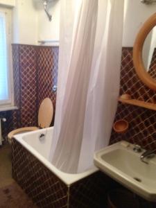 A bathroom at Alloggio a Sestriere fronte piste