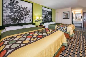 una habitación de hotel con 2 camas en una habitación en Super 8 by Wyndham Farmers Branch/North Dallas, en Farmers Branch