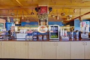 a coffee shop with a counter with a counter at Topaz Lodge in Gardnerville