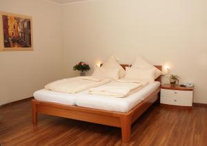 Кровать или кровати в номере Hotel-Restaurant La Fontana Costanzo