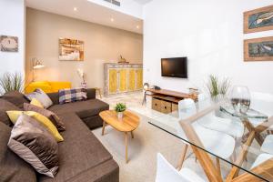 a living room with a couch and a glass table at iloftmalaga Carretería - Rosaleda in Málaga
