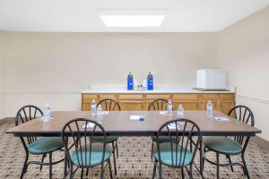 Microtel Inn & Suites by Wyndham Franklin في فرانكلين: قاعة اجتماعات مع طاولة وكراسي