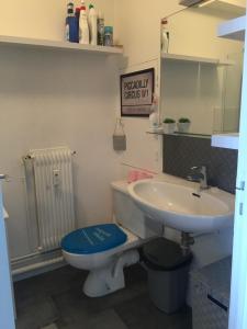 uma casa de banho com um WC e um lavatório em Studio Bord de Plage des Bas Sablons Saint Malo em Saint Malo
