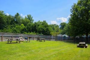 un parc avec des tables de pique-nique et une clôture dans l'établissement Microtel Inn & Suites by Wyndham Cherokee, à Cherokee