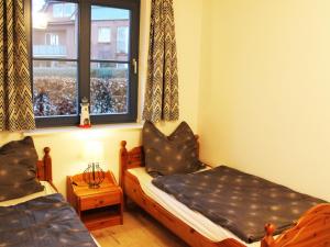 ボルテンハーゲンにあるCharming Apartment in Boltenhagen with Terraceのベッド2台と窓が備わる客室です。