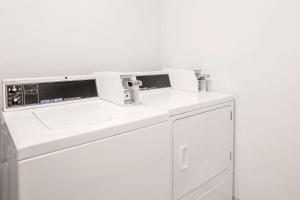 Η κουζίνα ή μικρή κουζίνα στο Microtel Inn and Suites Gassaway +26 φωτογραφίες