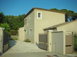 ボーム・ド・ヴニーズにあるLuxury villa with garden and covered terraceの門付き建物