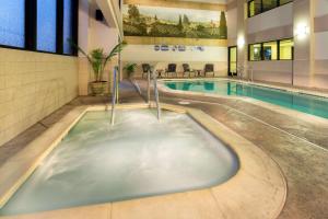 uma piscina com uma banheira de hidromassagem num edifício em Hawthorn Suites by Wyndham Napa Valley em Napa