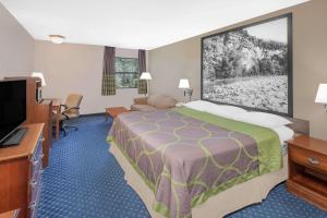 מיטה או מיטות בחדר ב-Super 8 by Wyndham Lowell/Bentonville/Rogers Area