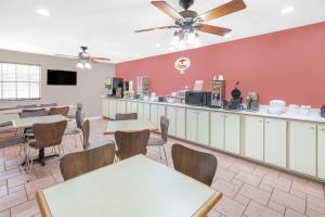 Restaurace v ubytování Super 8 by Wyndham Lowell/Bentonville/Rogers Area
