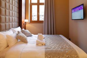a bedroom with a large white bed with a window at Hotel Passpartù Home Garni in Belgrade