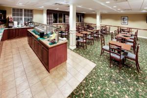 ห้องอาหารหรือที่รับประทานอาหารของ Hawthorn Suites by Wyndham Louisville East