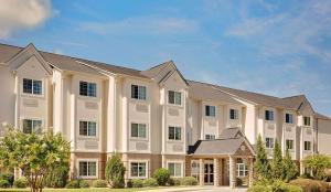 una imagen de un gran edificio en Microtel by Wyndham Perry National Fairground Area I-75, en Perry