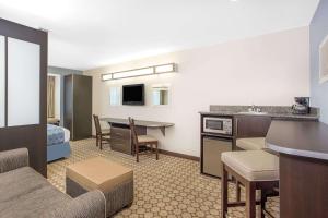A television and/or entertainment centre at Microtel Inn and Suites San Angelo